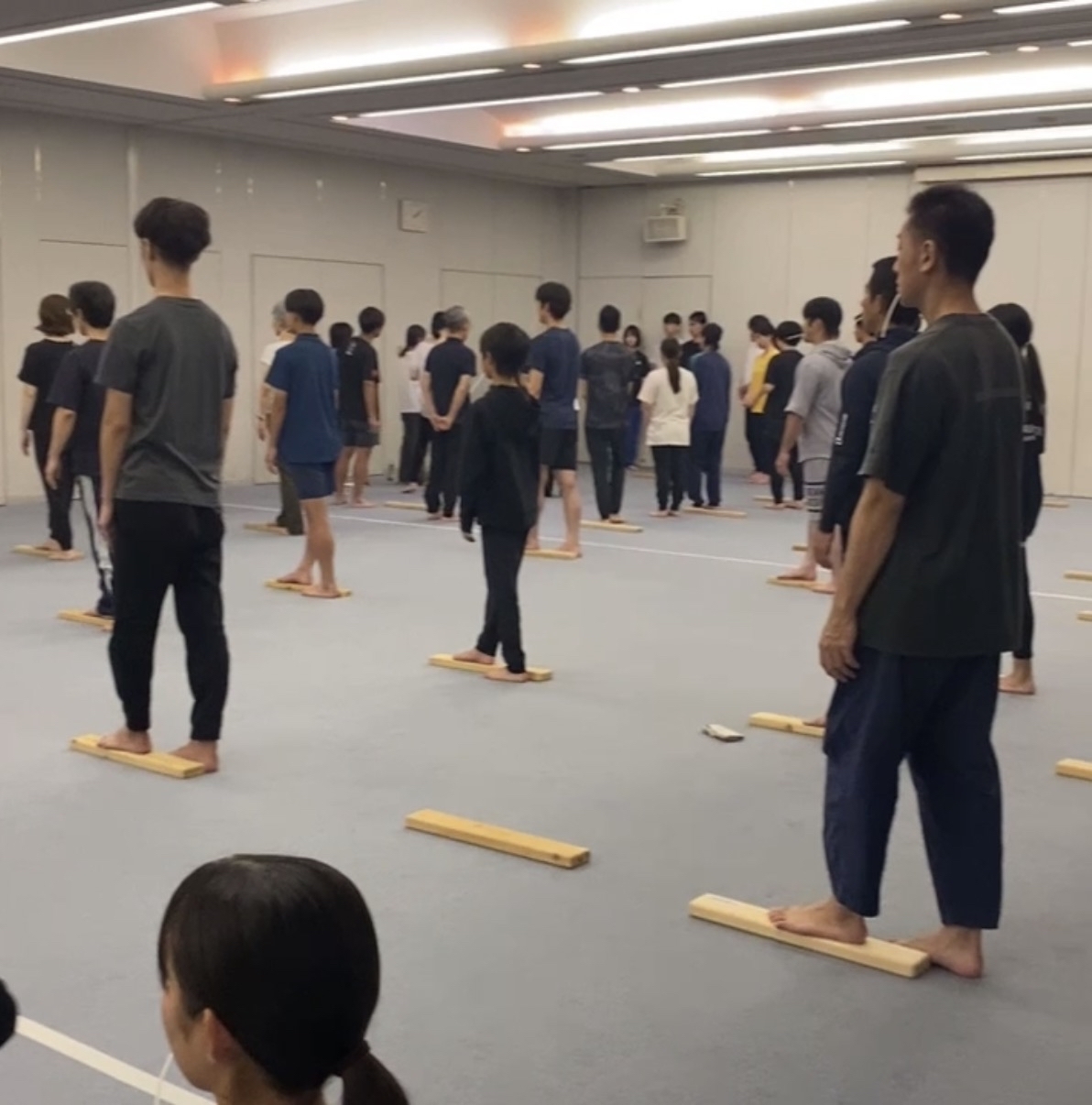 動きを確かめ合う実践者たち